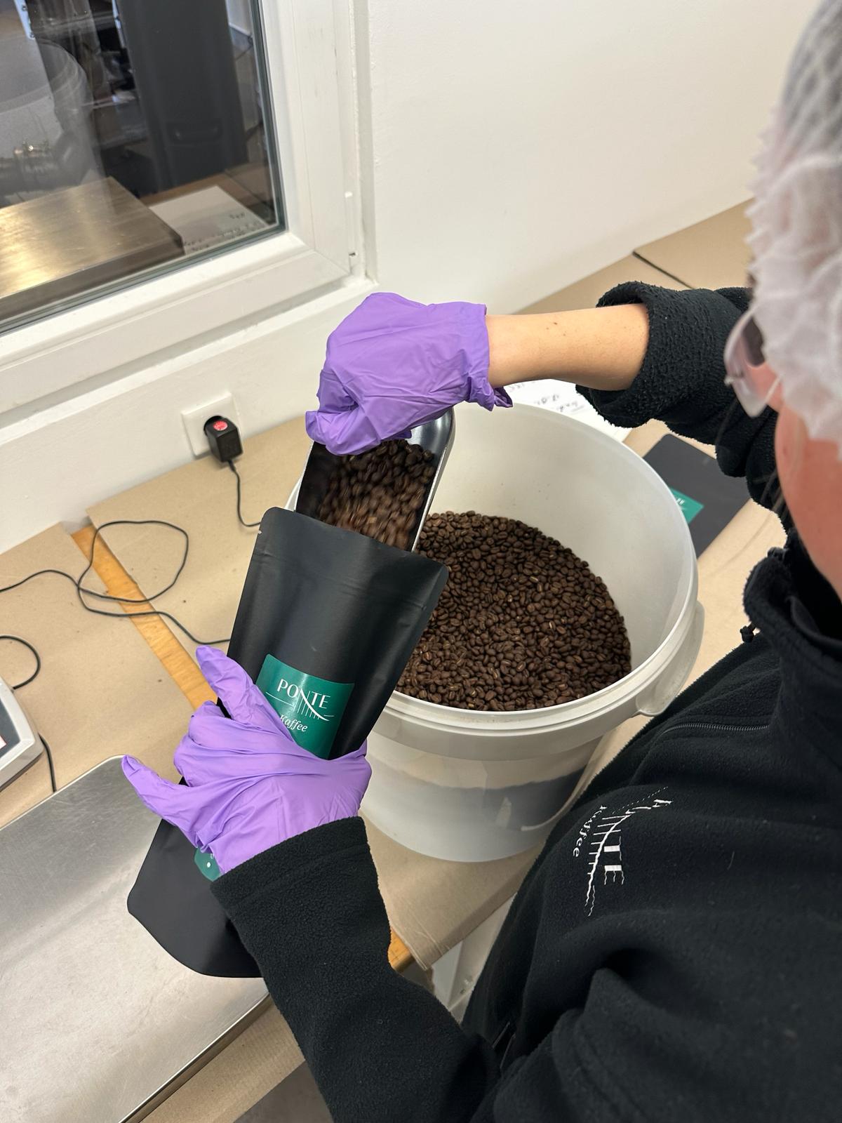 Mehr über den Artikel erfahren Nach dem Rösten ist vor dem Verpacken!